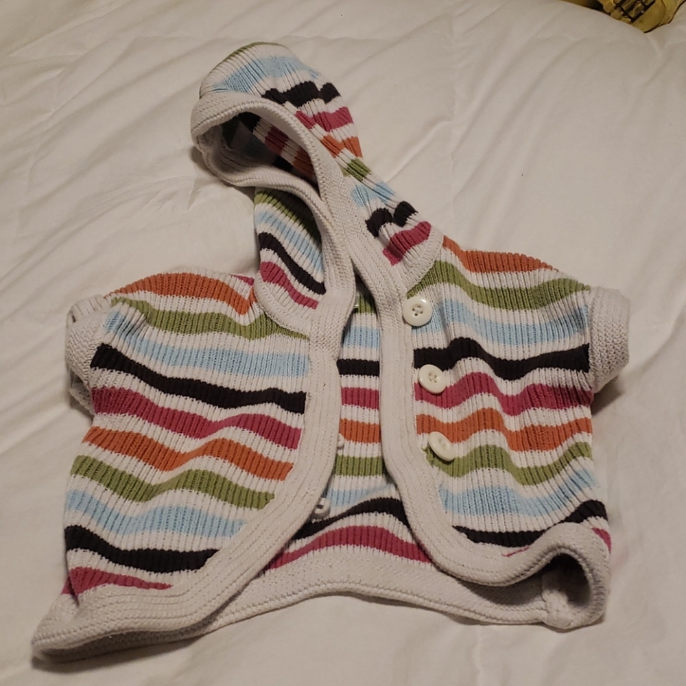 Hooded sweater. Short sleeve